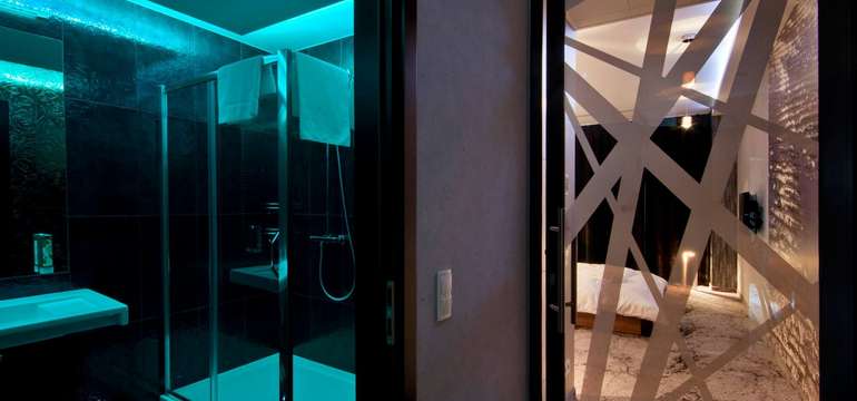 Čierny apartmán hotela Lenart**** má oddelenú kúpeľňu a toaletu