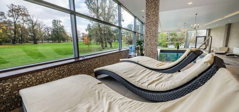 Z wellness centra v kaštieli Château Appony**** je výhľad na park