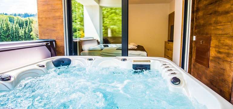 Detail vírivky s výhľadom do spálne apartmánu