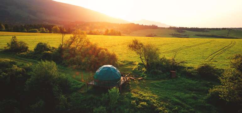 Glamping Liptov - zážitkové ubytovanie s výhľadmi na Kriváň priamo z postele