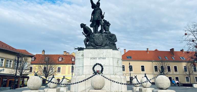 Socha Istvána Dobóa na hlavnom námestí, Eger