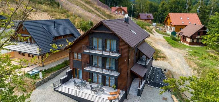 Vonkajšia terasa 50m2 s výhľadom priamo na svah