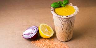 Hustá, krémová polievka z červenej šošovice s nádychom indického karí