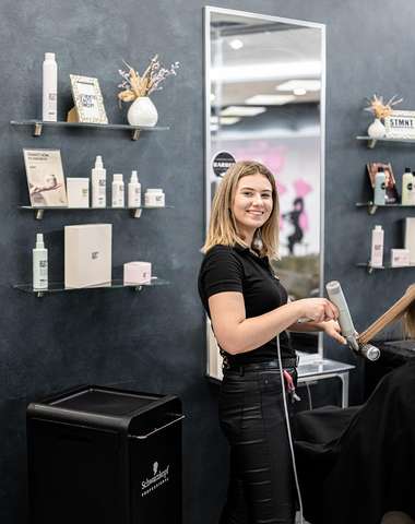 Profesionálny strih a fúkaná s profesionálnou hairstylistkou
