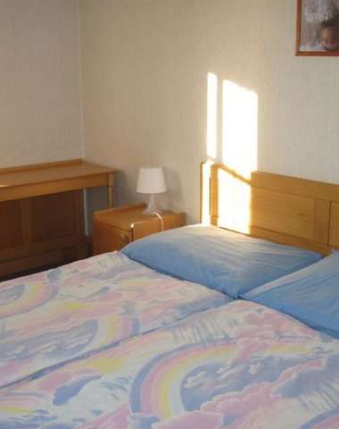 Některé pokoje mají WC, pro ostatní je zázemí na společné chodbě