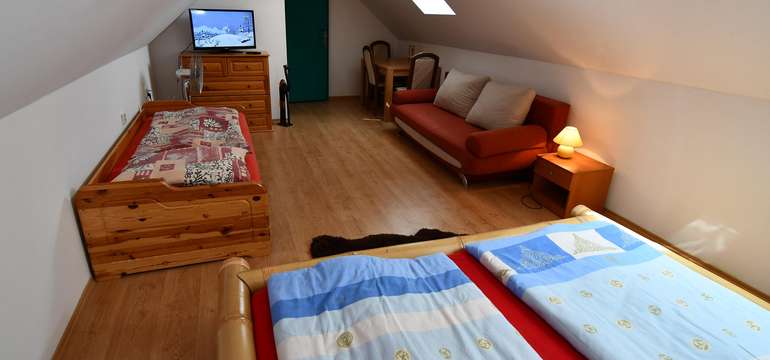 Ubytovanie vo veľkom hornom apartmáne s 3 spálňami (6+1)