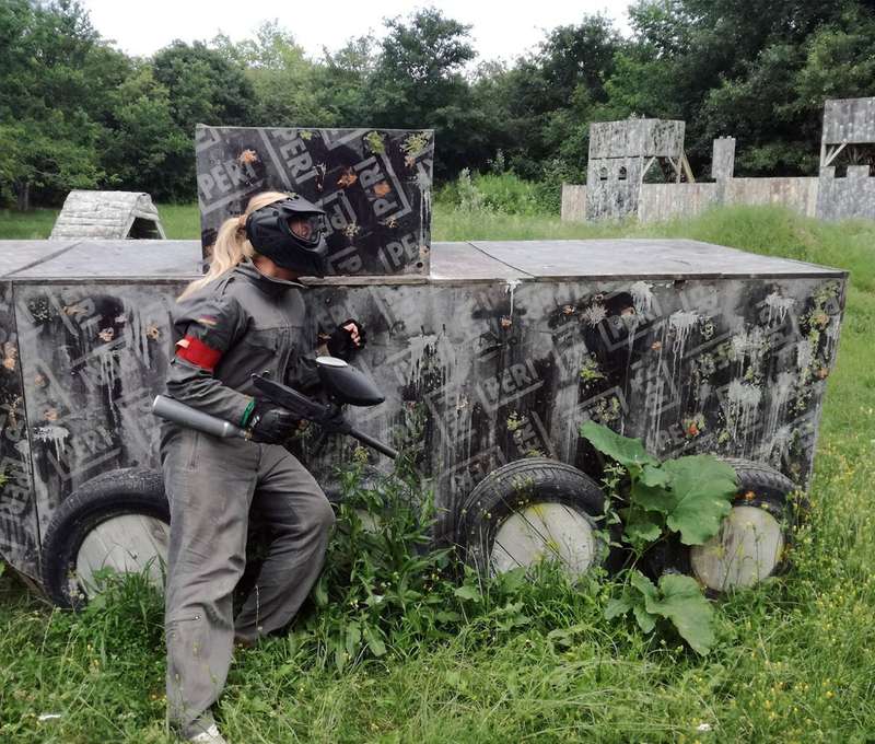 Realistická vojenská základňa s tankami, bunkrami a zákopmi
