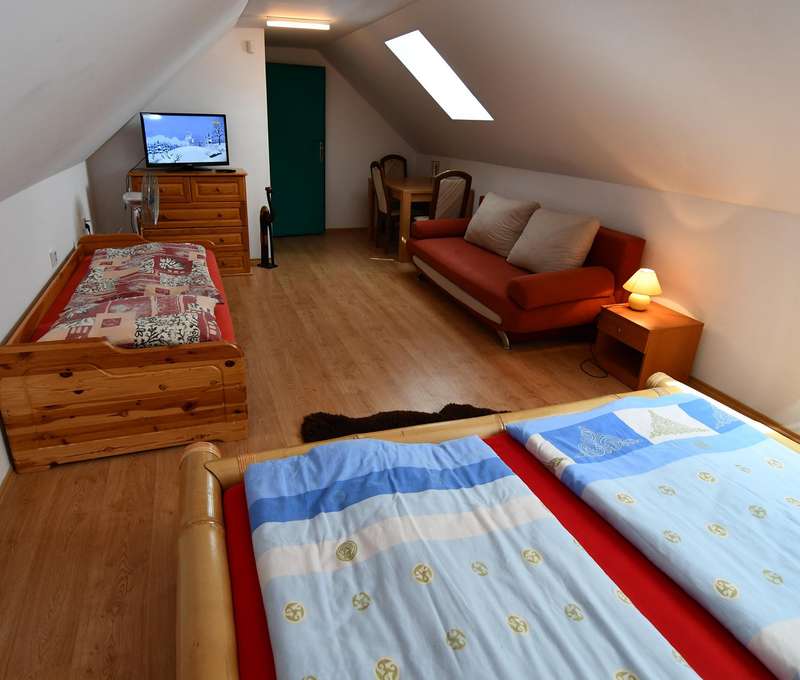 Ubytovanie vo veľkom hornom apartmáne s 3 spálňami (6+1)