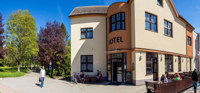 Hotel leží přímo u udržovaného parku s lavičkami a krásnou fontánou