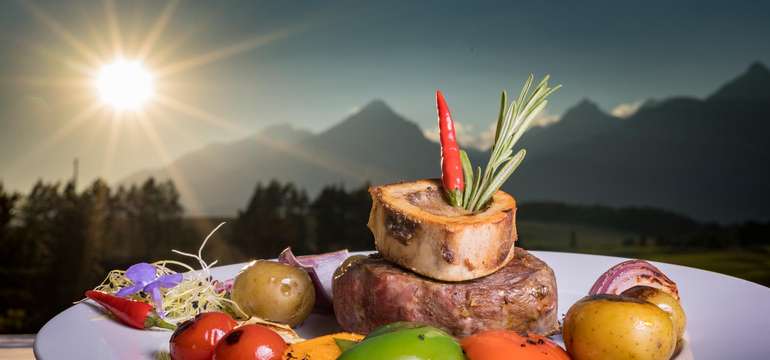 Gastronómia v hoteli International****