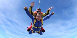 Tandemový zoskok padákom z výšky až 4000 m - na výber 5 letísk