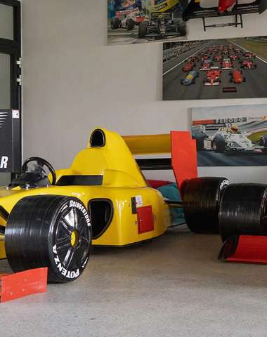 Ponúka zaujímavý pohľad na automobilovú históriu naprieč históriou.
