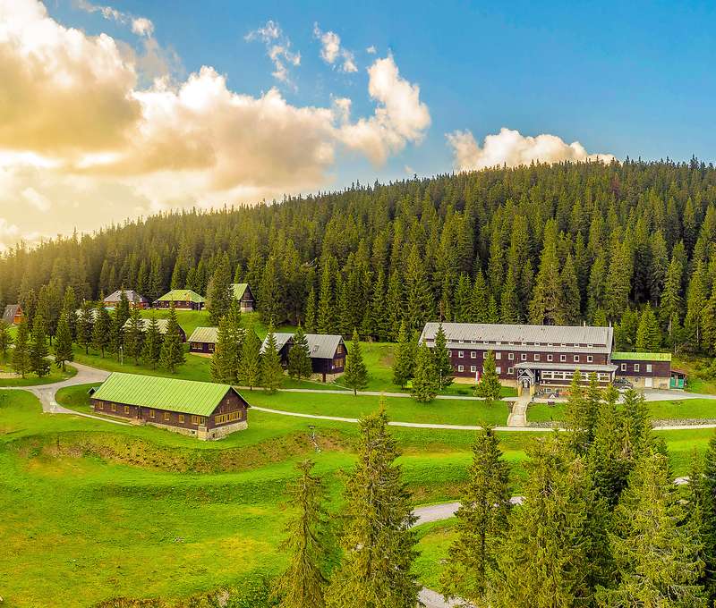 Hotel Granit Smrekovica *** sa nachádza priamo na hrebeni Veľkej Fatry v nadmorskej výške 1428 m. n.