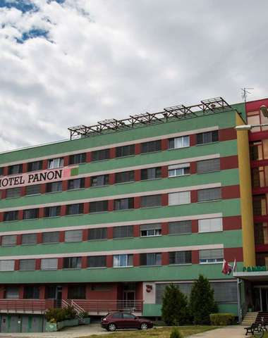 Hotel je také ideálním výchozím bodem pro výlety na Slovensko i do Rakouska