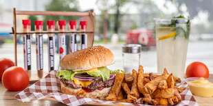 Burger s hranolkami, dresingom a limonádou v Burger Bare