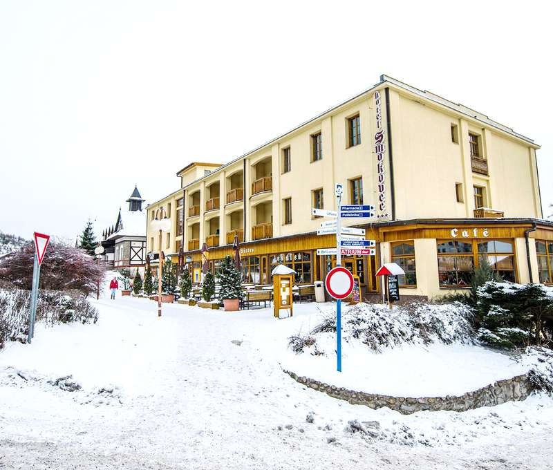 Hotel Smokovec*** leží v centre mesta, pri lanovke na Hrebienok a zastávke TEŽ