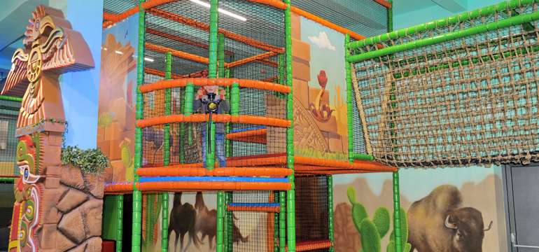 Na ploche 1 200 m2 sa nachádza množstvo atrakcií ako tobogany, trampolíny, šmýkačky, auto dráha a ve