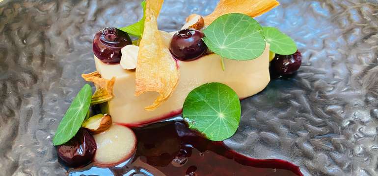 Foie Gras, Nakladané čučoriedky, Lieskové oriešky, Hruškový gél