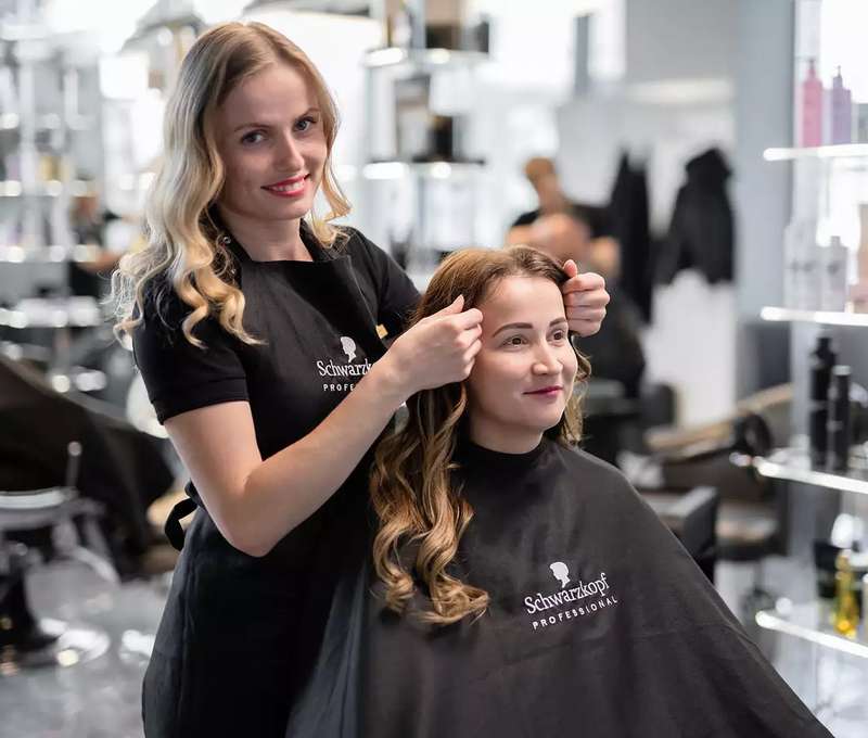 Profesionálny strih a fúkaná s profesionálnou hairstylistkou