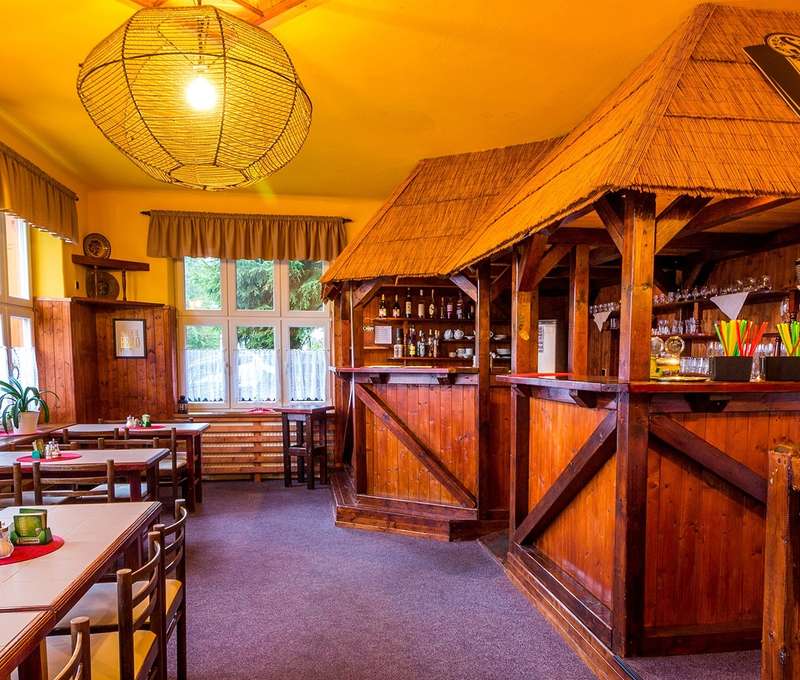 Restaurace je příjemné místo nejen k jídlu, ale i k posezení se skleničkou