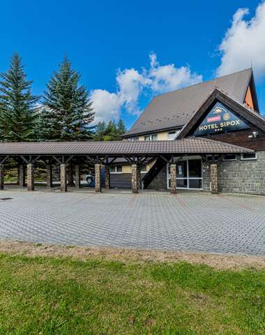 Hotel Sipox sa nachádza v malebnom údolí pri obci Štrba, s výhľadom na štíty Vysokých Tatier