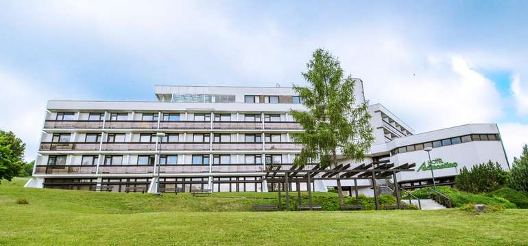 Hotel Adamantino*** sa nachádza priamo na brehu Luhačovickej priehrady uprostred Bielych Karpát