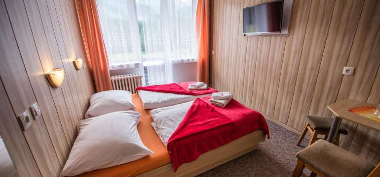 Izby sú jednoducho zariadené a je z nich krásny výhľad na prírodu