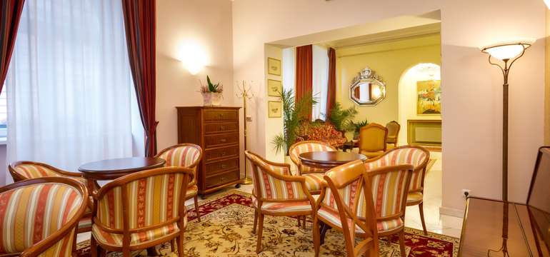 Lobby lounge & bar je otvorený nonstop a ponúka občerstvenie, internet i spoločenské hry