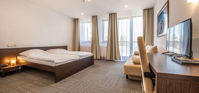 Aj izby Deluxe majú vlastnú kúpeľňu, minibar, telefón, fén a chladničku
