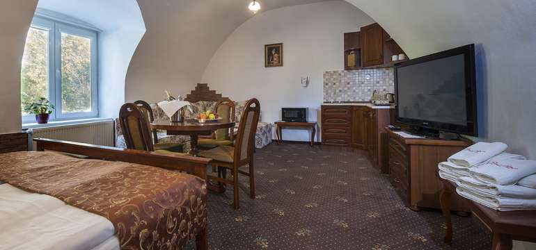 Hotel ponúka ubytovanie v 2 štvorlôžkových izbách