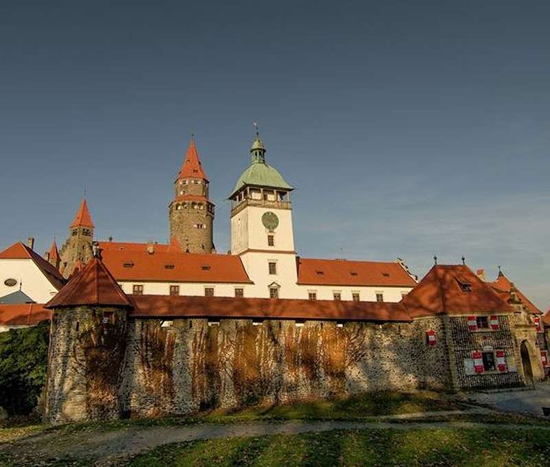 Hrad Bouzov je jedním z oblíbených výletních cílů z dobrého důvodu