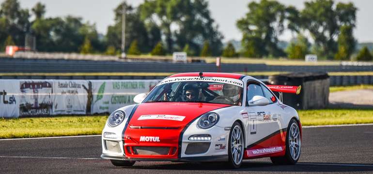 Porsche má 6 valcový boxer motor s výkonom 350 konských síl