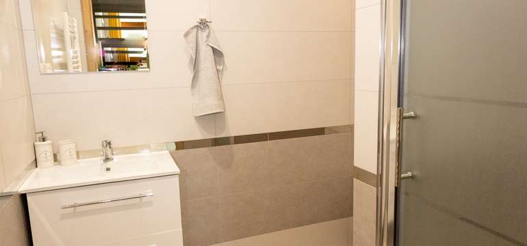 Každý z apartmánov má vlastnú kúpeľňu so sprchovacím kútom