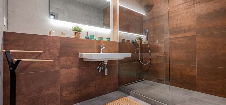 Moderná kúpeľňa v apartmáne