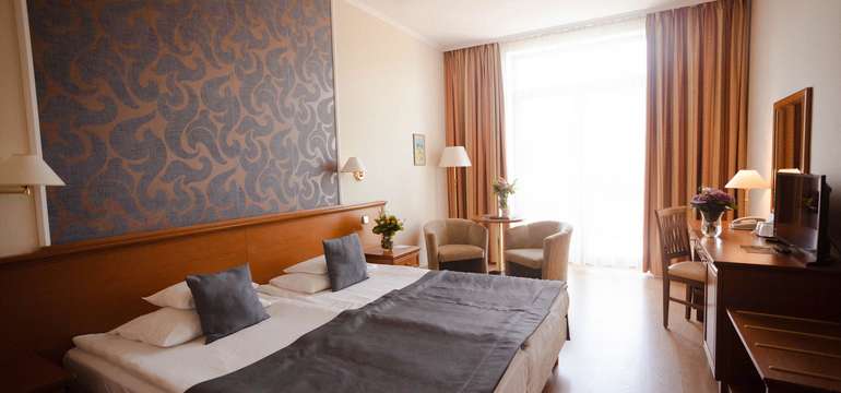 Izby majú balkón, kúpeľňu so sprchou, fén, SAT TV, wifi, minibar, trezor aj klimatizáciu