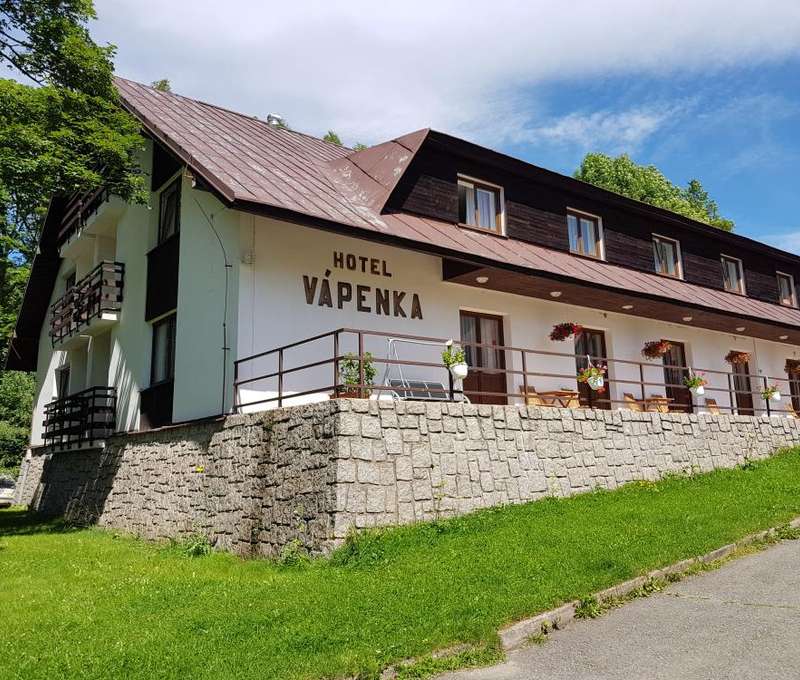 Hotel leží na klidném a romantickém místě v jednom z historicky nejzachovalejších údolí Krkonoš -