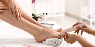 Kombinovaná pedikúra, gellak, masáž so zábalom v salóne Evi