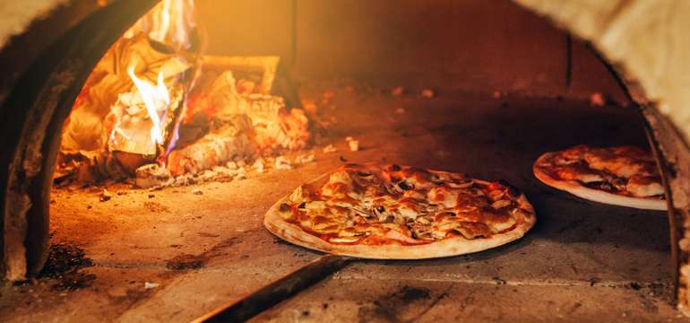 Skvelá pizza, priamo z pece na drevo