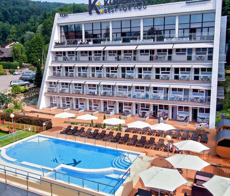Hotel Kolejarz*** sa nachádza v blízkosti lesa a horskej rieky v pokojnom prostredí
