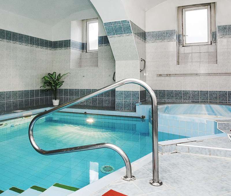 Hotel disponuje také bazénem a whirlpool