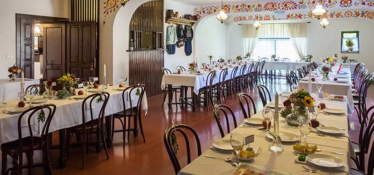 Penzión disponuje aj vhodnými priestormi pre spoločenské udalosti (svadby, oslavy) či firemné večier