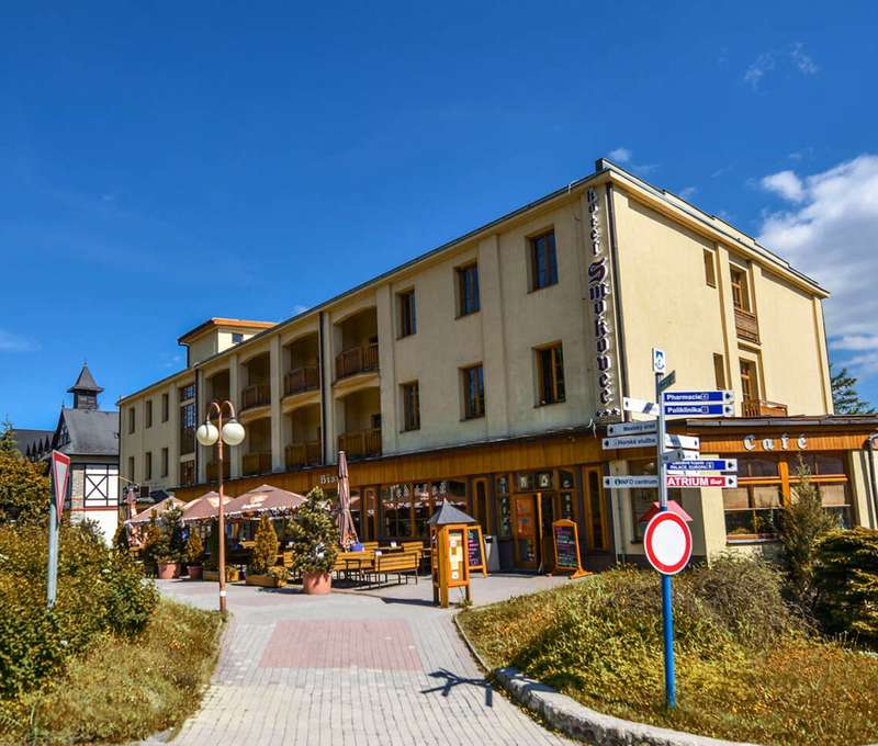 Hotel Smokovec*** leží v centru města, u lanovky na Hrebienok
