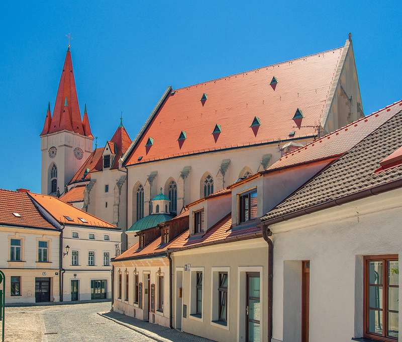 Znojmo je mesto na juhu Moravy s pôsobivým historickým centrom
