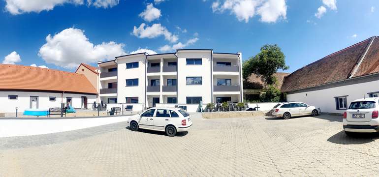 Ke každému apartmánu přísluší nezastřešené parkovací místo