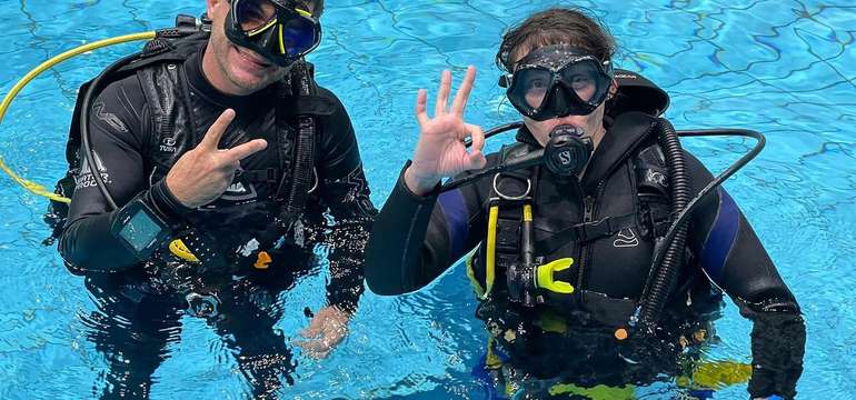 Ponor na skúšku v bazéne - PADI Discover Scuba Diving
