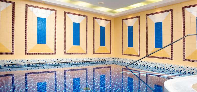 Hotelové wellness zahrnuje kromě bazénu také saunu a fitness zónu