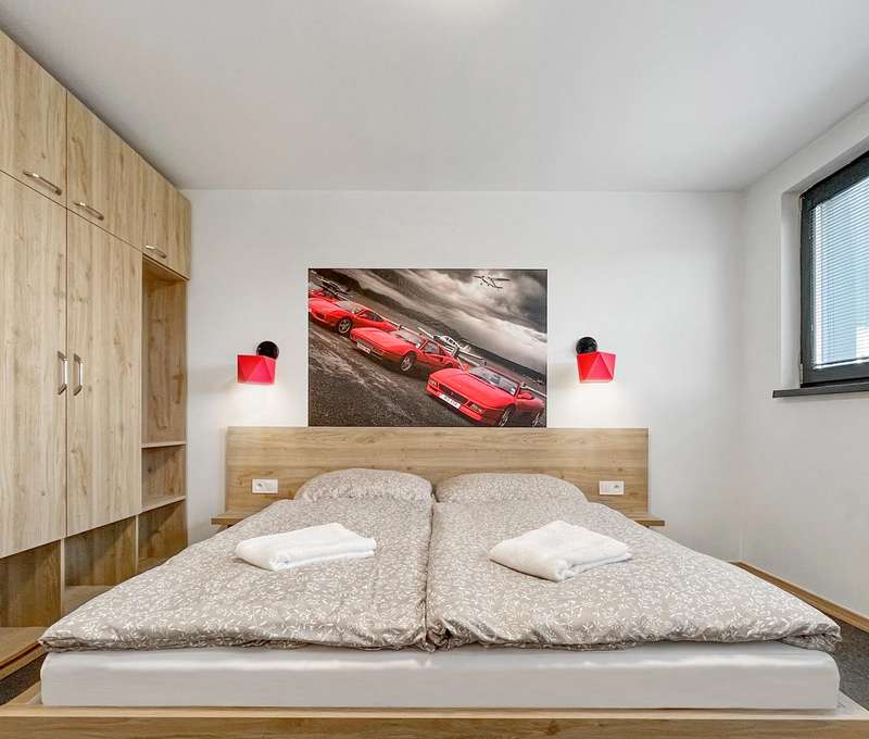 Pobyt v Double Red Cars Hotel***