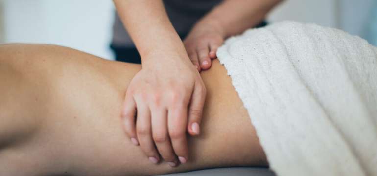 Regeneračná masáž chrbtice fyzioterapeutom