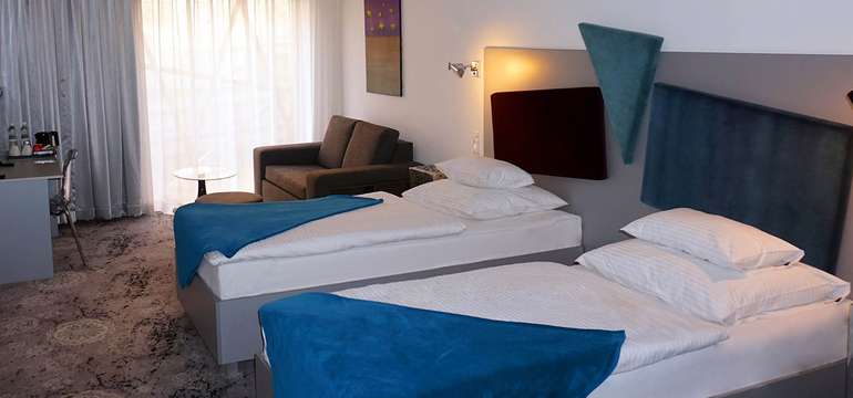 Štandardné izby majú klimatizáciu, odhlučnené okná, TV, Wi-Fi, sejf, minibar a veľké postele
