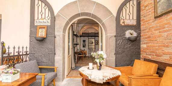 Honosné apartmány v srdci malebnej Banskej Štiavnice s dobovými freskami a dizajnovým nábytkom/Banská Štiavnica